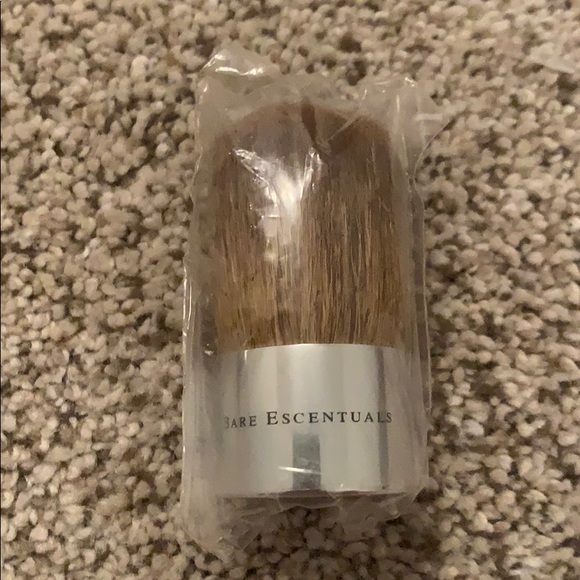 Bare Escentuals Other - NWT full coverage kabuki brush Bare Escentuals Other - NWT full coverage kabuki brush